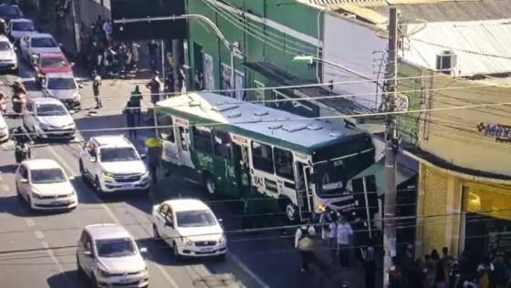 Ônibus 'invadiu' papelaria no Centro de Cuiabá 